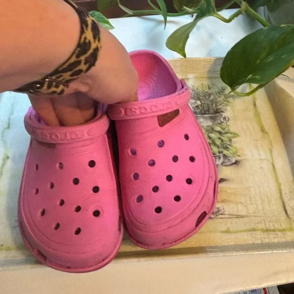 Pink crocs J1